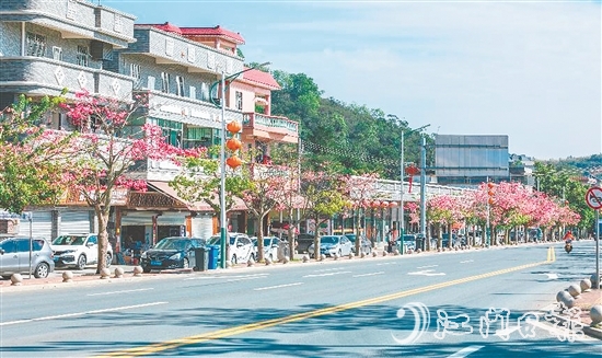 三合鎮(zhèn)溫泉村將生態(tài)優(yōu)勢轉(zhuǎn)化為發(fā)展優(yōu)勢，打造“水清岸綠、設(shè)施完善、鄉(xiāng)風(fēng)文明”的宜居環(huán)境。