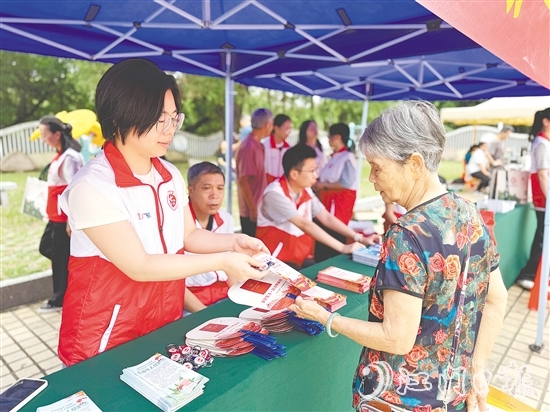 工作人員向群眾普及檔案法、檔案法實施條例等法律法規(guī)知識，增強群眾的檔案法治觀念。