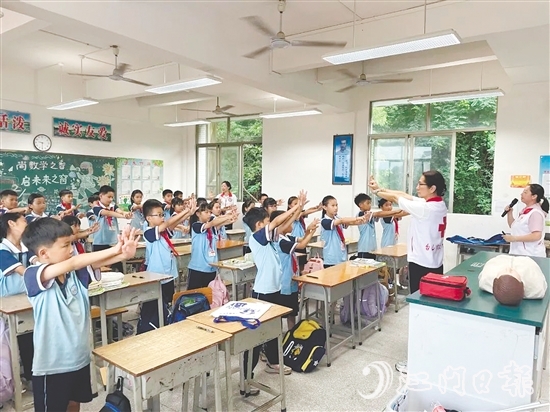 在實操環(huán)節(jié)，學(xué)生在專業(yè)師資的指導(dǎo)下學(xué)習(xí)急救技能。