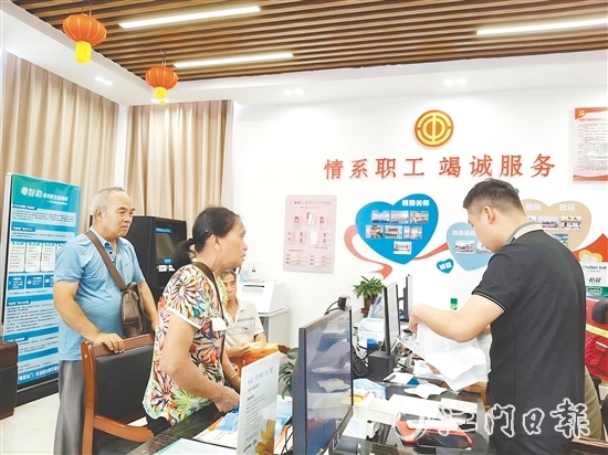 為解決漁民換證難題，工會(huì)直接將服務(wù)臺(tái)搬到漁港。