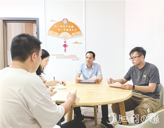 羅哲敬（右）用腳步丈量土地，用真情化解堅(jiān)冰。