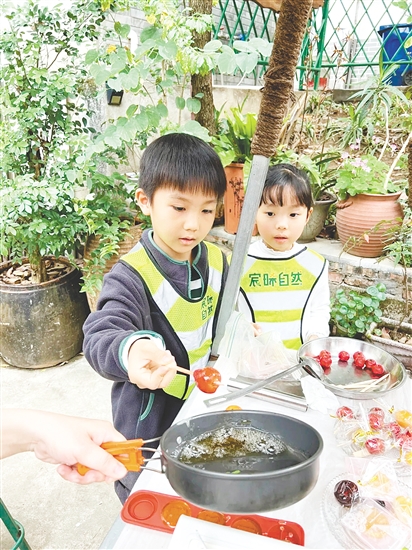 孩子們用自己采收的甘蔗熬糖水制作糖葫蘆，感受勞動(dòng)的樂(lè)趣。