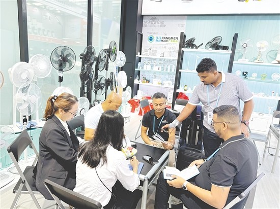 小崧股份產(chǎn)品吸引外國(guó)客商。