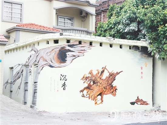 坑尾村在農(nóng)房墻面畫上沉香墻繪，營(yíng)造濃厚的沉香文化氛圍。