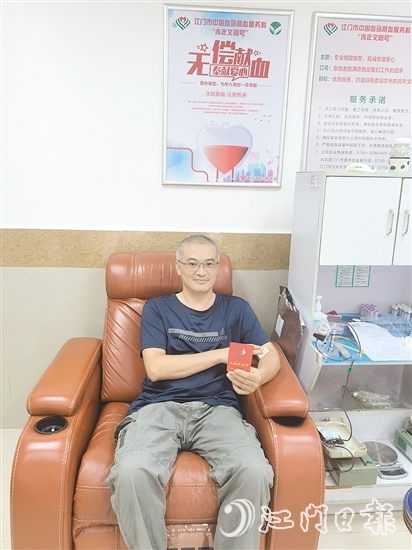 朱穗君在江門市中心血站獻(xiàn)血。