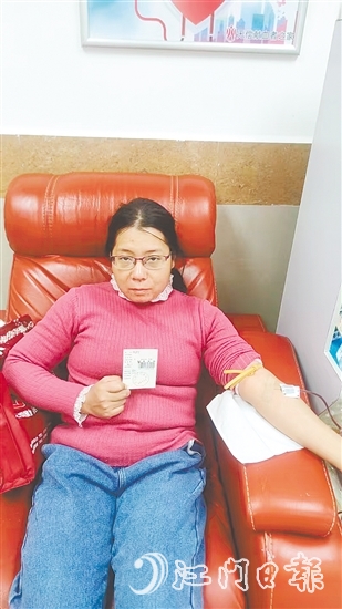 張艷芬在江門市中心血站獻(xiàn)血。