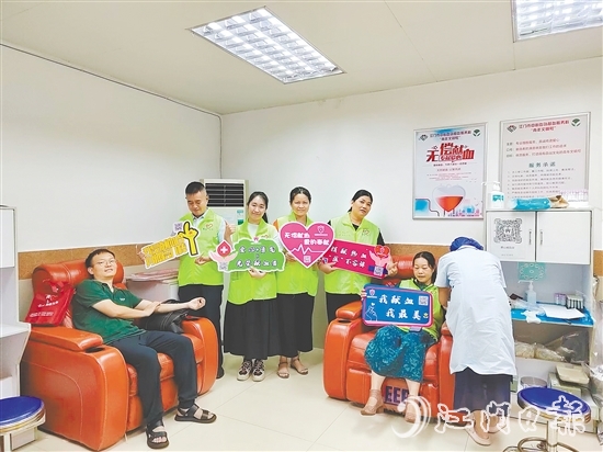 鶴山市無償獻(xiàn)血義工隊(duì)隊(duì)員在江門市中心血站獻(xiàn)血。