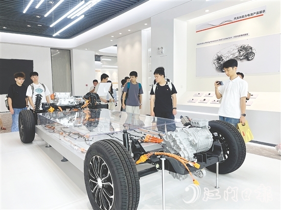 在鶴山市得潤電子科技有限公司，學(xué)子們參觀了電子連接器及車聯(lián)科技產(chǎn)品的智能化生產(chǎn)線。