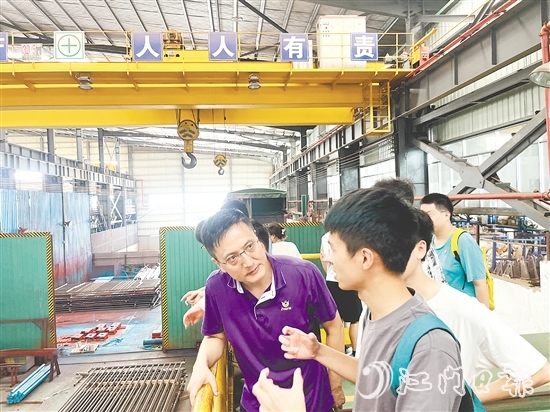 在廣東博盈特焊技術(shù)股份有限公司，企業(yè)代表與學(xué)子們在生產(chǎn)一線進行交流。