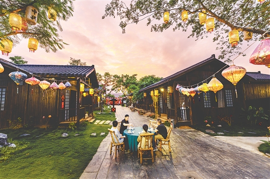 盤(pán)活閑置校舍，建設(shè)特色項(xiàng)目——古韻樹(shù)廬，豐富游客體驗(yàn)。