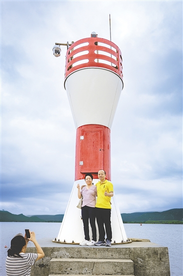 漁港燈塔吸引了許多游客前來(lái)打卡。