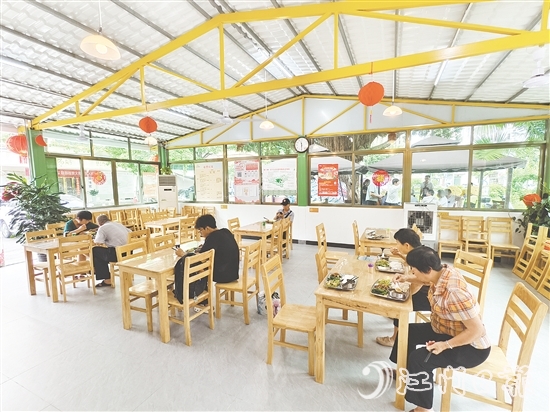 恩平市通過改建恩城街道小島社區(qū)一處老人時常聚集的活動場所，引入餐飲機(jī)構(gòu)運(yùn)營社區(qū)長者食堂，滿足老人就餐需求。