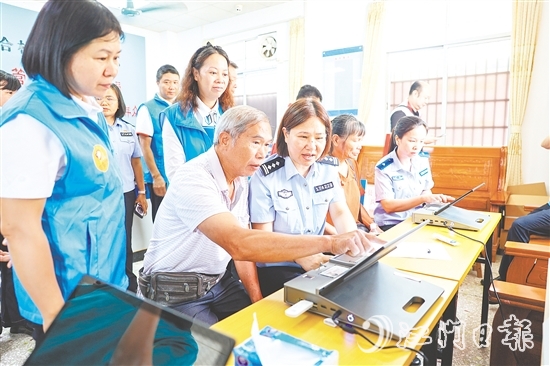 恩平公安戶政部門(mén)主動(dòng)將“辦證專場(chǎng)”開(kāi)進(jìn)廠區(qū)、社區(qū)。