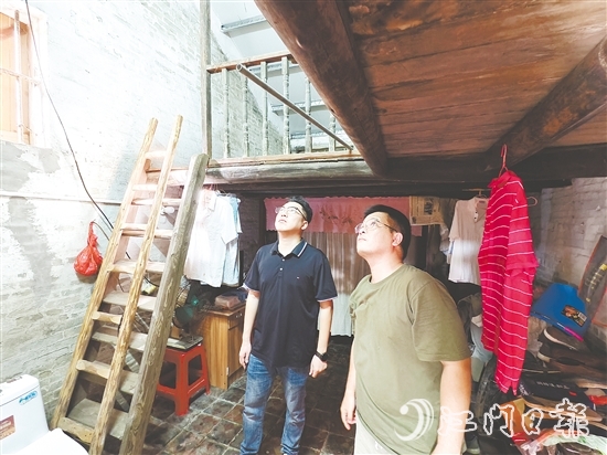 張正毅（左）與村干部一起到村中了解村民危房改造情況。