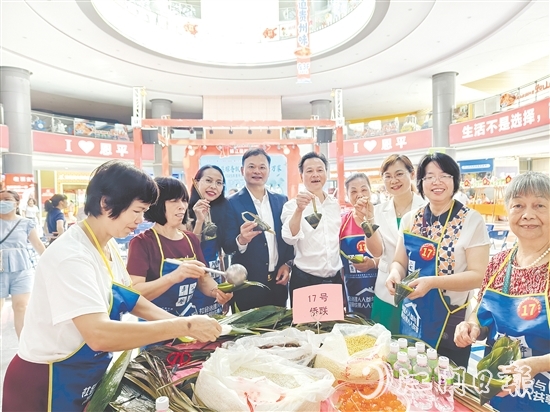 吳衛(wèi)均（左四）參加恩平市端午節(jié)慈善包粽活動，并為活動慷慨捐款。
