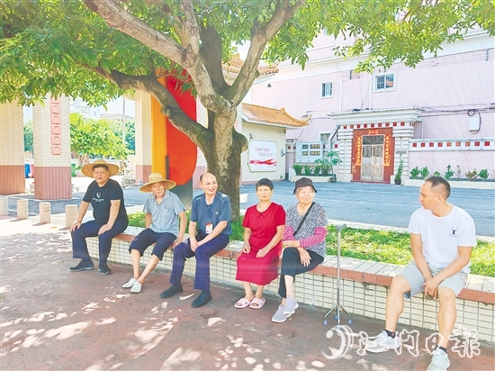 梁榮根（左三）與群眾交流。