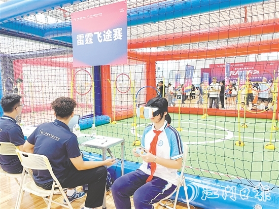 第九屆全國青少年無人機(jī)大賽廣東省賽（江門主站賽）中，相關(guān)項(xiàng)目的選手戴上VR眼鏡，通過“第一視角”操控?zé)o人機(jī)。