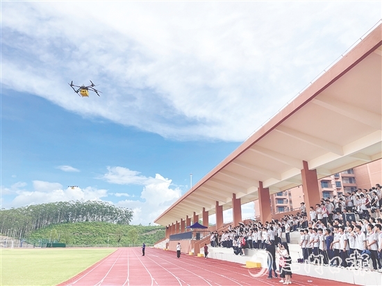 九年級(jí)學(xué)生在恩平市職教園了解即將新開設(shè)的無人機(jī)操控與維護(hù)專業(yè)。