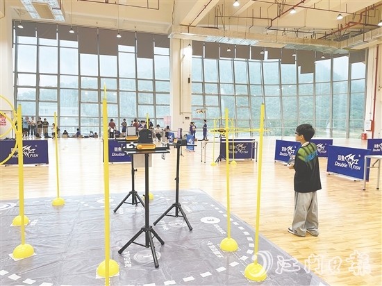 在第九屆全國青少年無人機(jī)大賽廣東省賽（江門主站賽）上，選手在比賽中操控?zé)o人機(jī)。
