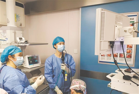 醫(yī)護(hù)人員為患兒完成支氣管鏡檢查和肺泡灌洗操作。