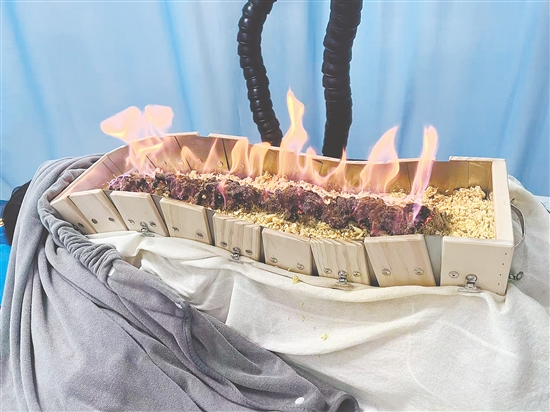 在后背膀胱經(jīng)艾灸，能疏通經(jīng)絡、排出寒濕。