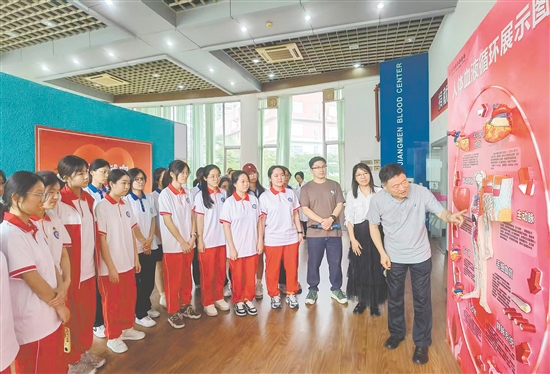 市民參觀江門市無償獻(xiàn)血教育基地。