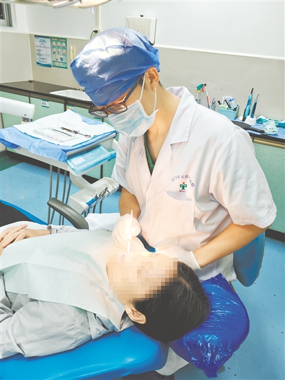 牙周炎發(fā)病比較隱蔽，但病變會深入牙齦深處。