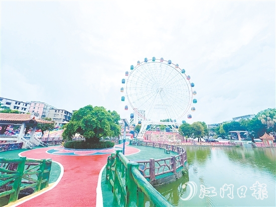 位于三埠文化公園的開平第一個(gè)摩天輪正式向公眾開放。