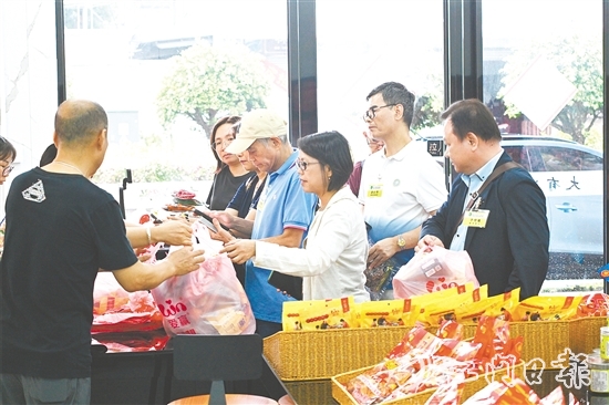 澳門鄉(xiāng)親排隊買家鄉(xiāng)特色糖果當(dāng)手信。