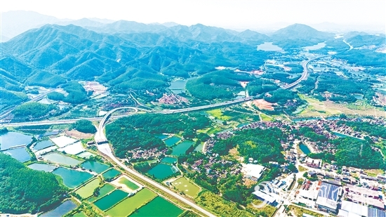 羅坑鎮(zhèn)交通區(qū)位優(yōu)勢(shì)日益突出，為當(dāng)?shù)禺a(chǎn)業(yè)發(fā)展提供有力支撐。