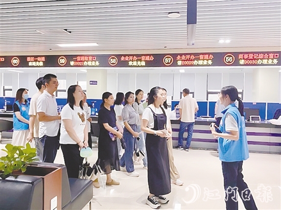 在講解員的引導下，群眾代表開啟了一場沉浸式政務服務體驗之旅。