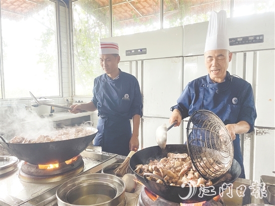 34名學(xué)員通過(guò)“理論教學(xué)+實(shí)操演練”模式，系統(tǒng)學(xué)習(xí)僑鄉(xiāng)經(jīng)典菜式。