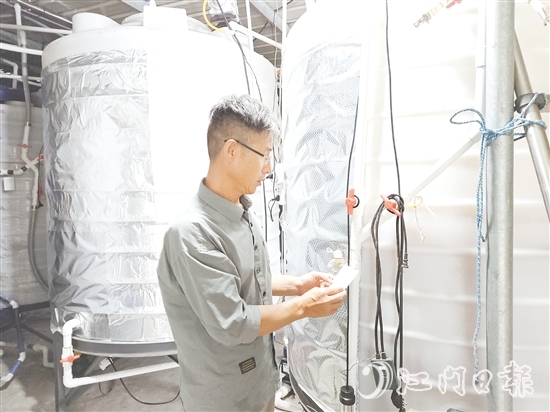 李新在培育工作室檢查發(fā)酵罐。