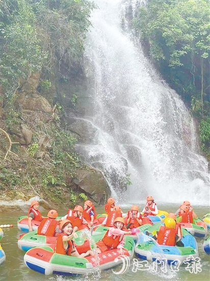鶴山依托源林生態(tài)樂(lè)園、游龍峽等開(kāi)發(fā)漂流、水上親子拓展、帳篷露營(yíng)等項(xiàng)目，打造了大灣區(qū)親水游樂(lè)目的地。