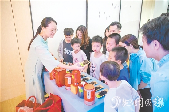 在鶴山市文化館非遺傳習(xí)廳，講師為親子家庭詳細(xì)講解鶴山紅茶的悠久歷史和制作工藝。