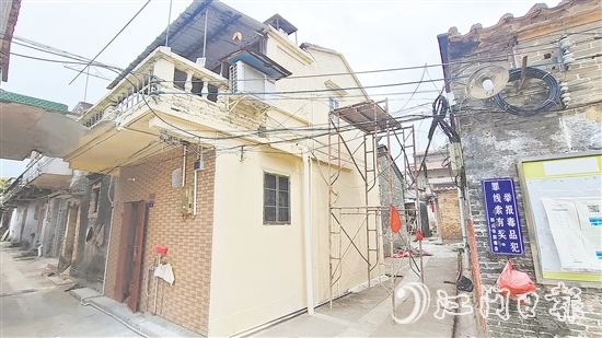 麥老兵居住的房屋煥然一新，外墻更換為暖色調(diào)“衣服”，顯得格外溫馨。