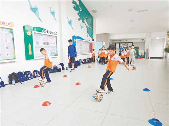 為了讓有濃厚興趣的學生進一步提升自己的球技，沙坪一小（東校區(qū)）打造了足球素養(yǎng)班。