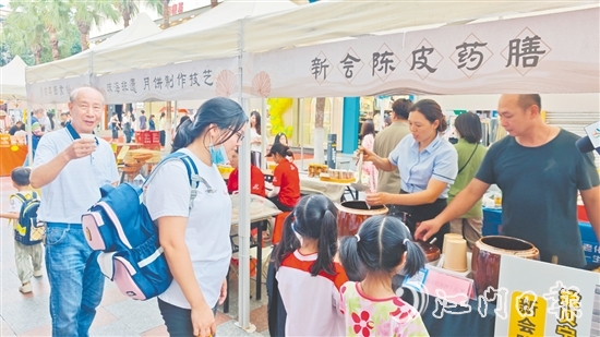 市民、游客現(xiàn)場“打卡”《三餐四季》同款新會(huì)陳皮藥膳美食。