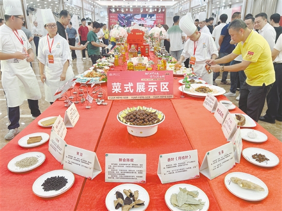 競賽中，民間選手和專業(yè)廚師一同大顯身手，烹飪各式司前溫蛋美食。