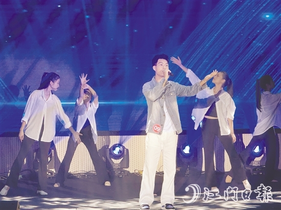 選手們用動人的歌聲展現(xiàn)青春風采。