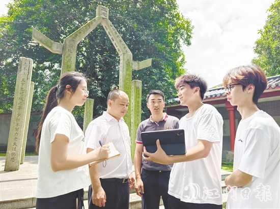 趙尉強（圖中）與五邑大學師生們交流歇馬村文旅發(fā)展計劃。