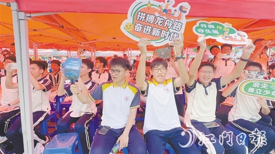 學生為龍舟選手們吶喊加油。