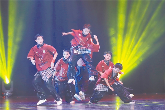 街舞表演十分炫酷。