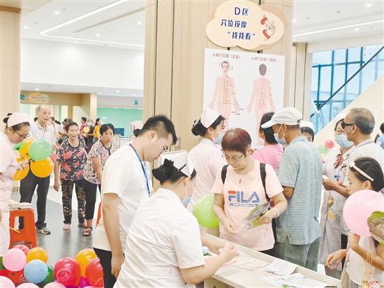 各種健康小游戲吸引眾多居民參與體驗(yàn)。