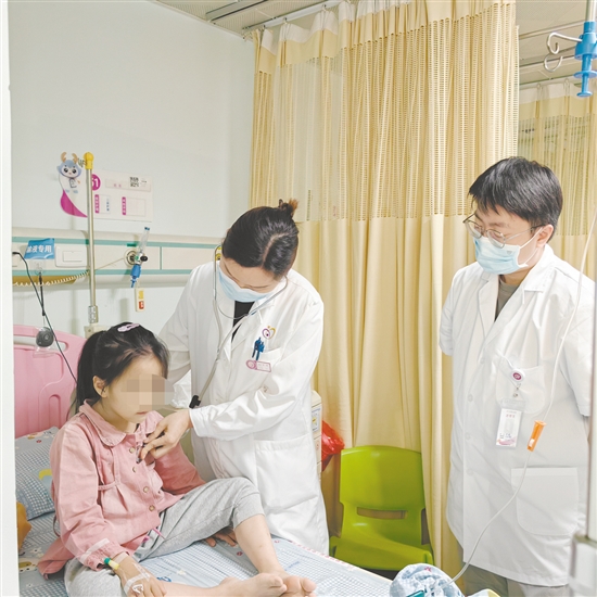 醫(yī)生為女童檢查。