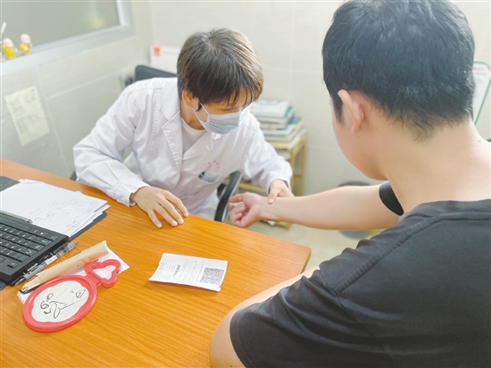 一旦發(fā)現(xiàn)皮膚有問題，應(yīng)盡早就醫(yī)。