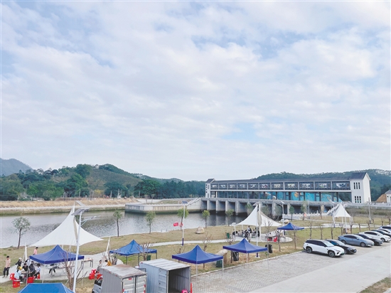 橫陂鎮(zhèn)藍(lán)田村以藍(lán)田水閘建設(shè)為核心，依托水閘打造生態(tài)房車營地項(xiàng)目、太空艙特色民宿、鄉(xiāng)村學(xué)農(nóng)體驗(yàn)、鄉(xiāng)村水產(chǎn)養(yǎng)殖科普游等項(xiàng)目，實(shí)現(xiàn)文旅、農(nóng)旅資源串點(diǎn)成線。