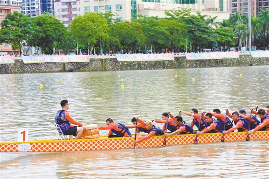錦江河上，選手們奮勇爭先。