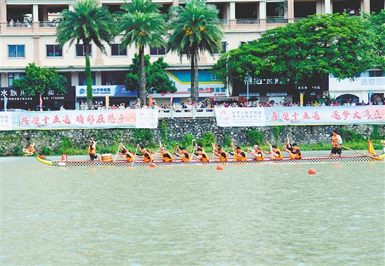 比賽期間突降大雨，選手們在雨中展開激烈比拼。
