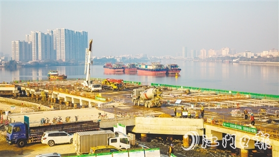 開平市城市投資集團有限公司參與的三埠新港項目，將有效提升開平內(nèi)河通航能力。